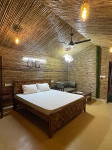 范兰德凡Gopika Resort的一间卧室,卧室内配有一张大床