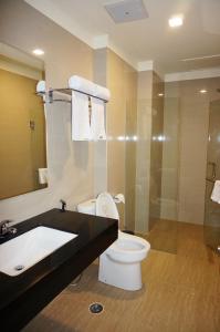 美娜多绿色伊甸园酒店的浴室配有卫生间、盥洗盆和淋浴。