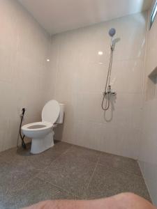 山口洋Homestay Batumas Singkawang的一间带卫生间和淋浴的浴室
