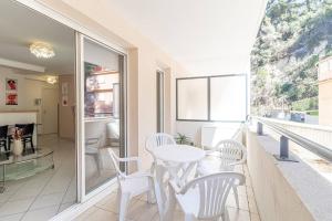 博索莱伊One Bedroom Flat Near Monaco的一个带白色桌椅的阳台和一间房间
