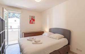 博索莱伊One Bedroom Flat Near Monaco的一间卧室配有一张床,上面有两条毛巾