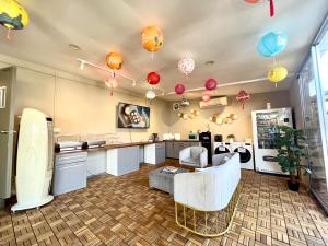 新加坡K2 Guesthouse的客房设有带气球的天花板厨房