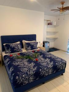 帕皮提A TOMO MAI Homestay的一间卧室配有蓝色床和蓝色棉被