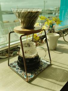 Huxi龙门海景渡假会馆  的桌子上的一个茶壶