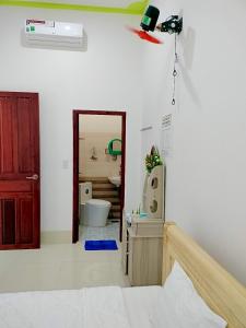 潘切Homestay Châu Triều - Phan Thiết的客房设有带一张床的卧室和一间浴室。