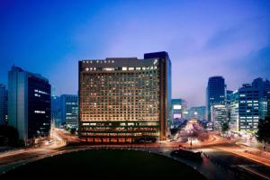首尔首尔广场傲途格精选酒店的城市中心的一个大建筑