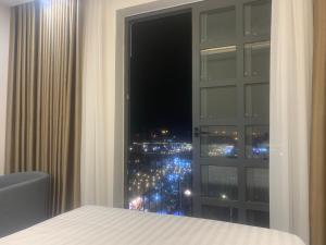 河仙Hà Hùng Panorama Hotel的一间卧室设有窗户,享有城市美景