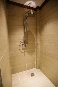 琅勃拉邦Houngvilai Hotel的浴室内配有淋浴和头顶淋浴