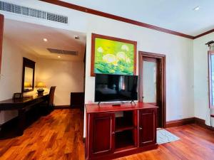 琅勃拉邦Houngvilai Hotel的客厅设有壁挂式平面电视。