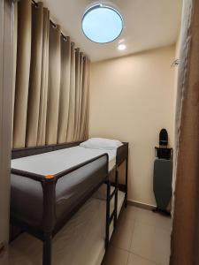 吉隆坡3 Bedroom Homestay Gombak的小房间设有两张双层床和窗户