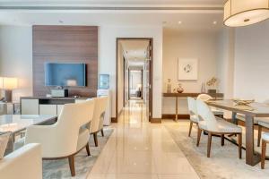 迪拜Address Sky View Tower 2 - Luxury 3Beds + Maids的一间带桌椅的用餐室