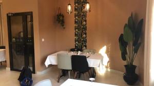 巴马科Hotel la chaumiere的一间配备有白色桌椅的用餐室