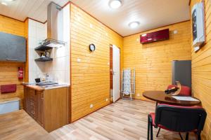 库雷萨雷Kauba 6-6 Apartment的客房设有桌子和带木墙的厨房
