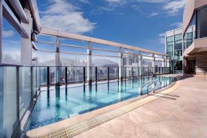 香港铜锣湾如心酒店的建筑物屋顶上的游泳池