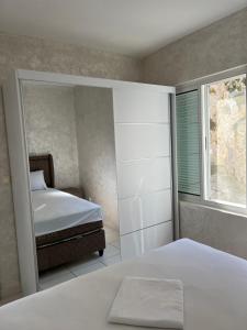 波德戈里察Lake Skadar Paradise的一间卧室设有一张床和一个窗口
