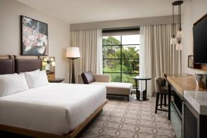 坦帕伊壁鸠鲁酒店，收集签名的酒店客房设有一张床和一个大窗户