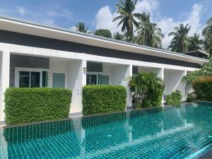 班泰Phangan Hometown Resort - Adults Only的别墅前的游泳池