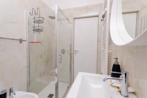 米兰Delizioso Appartamento - A/C, Netflix e Balcone的一间带水槽和淋浴的浴室