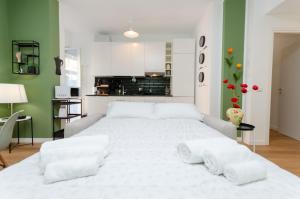 米兰Delizioso Appartamento - A/C, Netflix e Balcone的一张白色大床,位于带绿色墙壁的房间