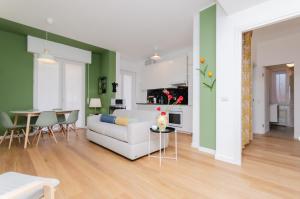 米兰Delizioso Appartamento - A/C, Netflix e Balcone的客厅配有白色的沙发和桌子