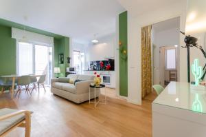 米兰Delizioso Appartamento - A/C, Netflix e Balcone的客厅配有沙发和桌子