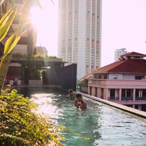 吉隆坡Else Kuala Lumpur的两人在大楼的游泳池游泳