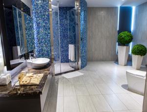 台东欧游国际连锁精品旅馆 - 台东馆的带淋浴、盥洗盆和卫生间的浴室