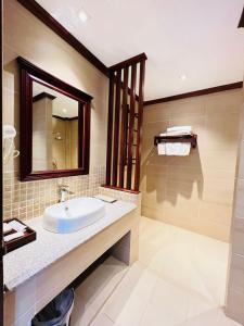 琅勃拉邦Houngvilai Hotel的一间带水槽和镜子的浴室