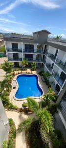 南迪Ocean Breeze Apartment的享有带游泳池的大型公寓大楼的空中景致