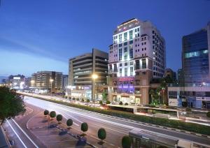 迪拜Knight Castle Hotel - Formerly known as Carlton Palace Hotel的一座有高楼和街道的城市