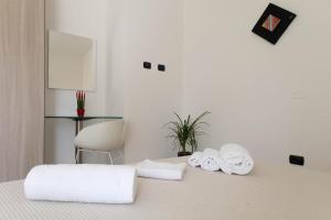 卡尔德杜Natur Hotel Tanca的卧室配有2条毛巾。