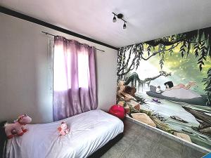 罗尼亚克Agréable Villa 8pers avec vue mer LOGEMENT ENTIER的一间卧室,配有一张带两个泰迪熊的床