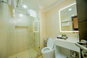 达累斯萨拉姆Urban by CityBlue, Dar es Salaam的带淋浴、卫生间和盥洗盆的浴室