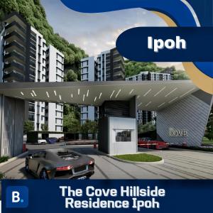 怡保The Cove Hillside Residence Ipoh的前面有停车位的房子