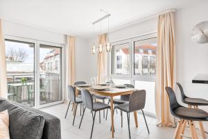 莱因费尔登-埃希特尔丁根Design-Apartment - Küche - Parken - zentral的一间带桌椅的用餐室