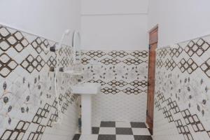 阿鲁甘湾Lucky Bay的带淋浴、卫生间和盥洗盆的浴室