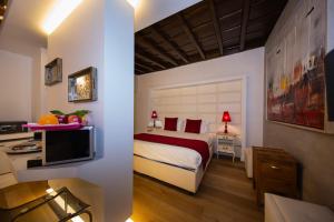 罗马Town House Spagna- luxury Rooms with Jacuzzi Bath的酒店客房,配有床和电视