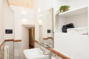 莱切B&B Corte Dei Taralli的一间带水槽和镜子的浴室