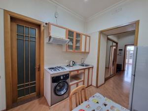 巴库Malakan apartment的小厨房配有炉灶和水槽