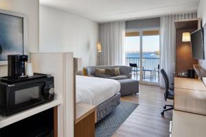 圣徒皮特海滩圣彼得堡克利尔沃特/马德拉海滩万怡酒店的酒店客房,配有床和电视