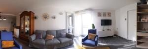 图卢兹Chambre Privée - TOUT CONFORT - WIFI的带沙发和电视的客厅