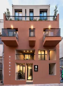 雅典Bonnie Athens by Nin&Bau的公寓大楼设有阳台和灯光