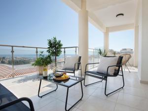 克洛拉卡斯Sanders Seaview Paphos的阳台设有带桌椅的客厅