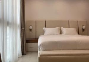 锡卜Beachfront 2BHK apartment at Al Mouj的卧室设有一张大白色床,靠窗