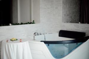 塔兰托蓝湾度假公寓的带浴缸和水槽的浴室