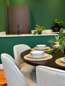 Al Mutaynīyātشاليهــات داكــن的餐桌、椅子和绿色墙壁