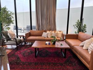 Al Mutaynīyātشاليهــات داكــن的带沙发和咖啡桌的客厅