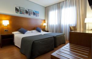 托雷洪-德阿尔多斯阿旺特机场酒店的酒店客房设有床和窗户。