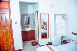 多多马WILLOW INN的一间卧室配有床、水槽和镜子