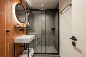 雅典Bonnie Athens by Nin&Bau的带淋浴、盥洗盆和镜子的浴室
